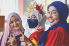 PRN Negeri Sembilan: Tiga beradik serikan suasana mengundi dengan busana Jalur Gemilang