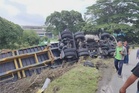 Pemandu tersepit lori kontena terbabas