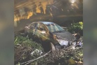 Kereta mengundur masuk sungai, tiga sekeluarga diselamatkan orang awam