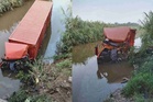 Lori kontena bawa barangan dalam talian terjunam dalam sungai