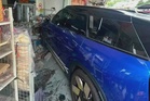 Rempuh kedai gara-gara tersilap masuk gear
