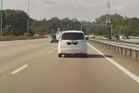 Video tular aksi bahaya: Polis kesan pemandu, penumpang Alza