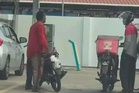 Penghantar makanan diacu pisau ketika isi minyak