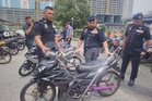 Penunggang motosikal guna tayar basikal, ekzos paip untuk berlumba dan menunjuk - JPJ