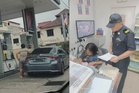 Stesen minyak disiasat benarkan kenderaan asing isi RON95