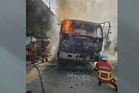 Dua pekerja kilang melecur, lori dan forklift terbakar