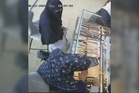 Polis buru dua wanita disyaki larikan gelang emas RM16,000