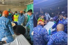 Anggota APM bantu pindah pesakit obesiti 250kg