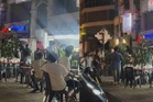 Restoran bertukar kecoh, sekumpulan lelaki bergaduh