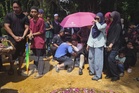Kereta terbakar dihempap lori tangki: Jenazah ibu, anak selamat dikebumikan