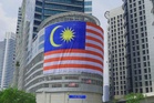 Jalur Gemilang gergasi berkibar megah di Mercu UEM