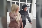 Isteri polis menangis teresak-esak, rayu hukuman ringan