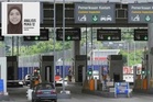 Boikot atau akur peraturan tuan rumah