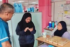 Dua wanita cedera ketika bermain gelongsor air di taman tema