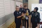 Minyak masak peket dibotolkan jadi upacara keagamaan dirampas
