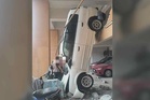Salah tekan pedal minyak, kereta terjunam dari parkir pangsapuri