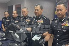 Dua kumpulan aktif pecah kereta lumpuh