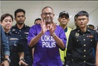 Azeez Rahim nafi berkeras pakai baju lokap ungu, bergari – Peguam