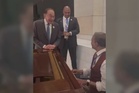 'Guru minta izin nyanyi kejap ok!' - Anwar dendang lagu klasik Kishore Kumar di Gala BRICS
