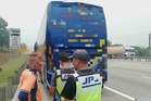 Tak sedar pandu bas ekspres di lorong kanan