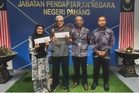 Pesara, pasangan teruja jadi individu terawal miliki MyKad generasi baharu di Pahang
