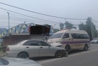 Ambulans hilang kawalan rempuh dua kereta
