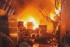 Kilang peti ais terbakar