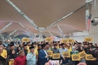 'Daulat Tuanku' bergema di KLIA, penyokong sambut kepulangan Tuanku Muhriz