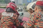 Lelaki nyaris maut tersepit dalam kereta