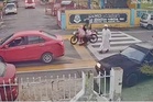 Polis kesan penunggang motosikal langgar 2 murid ketika melintas