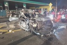 Wanita maut kereta langgar belakang lori di lampu isyarat