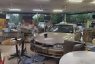 Cemas selepas langgar kereta, warga emas rempuh kedai makan