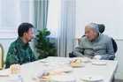 Sultan Hassanal Bolkiah berkenan menziarahi Tun M di IJN