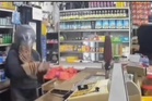 Lelaki bersenjatakan kapak samun kedai runcit