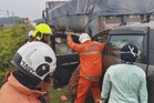 Tiga beranak maut: Exora rempuh belakang lori berhenti - Polis