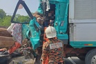 Penjual buah maut, gerai dirempuh lori balak
