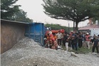 Pemandu tersepit, lori muatan batu terbalik