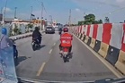Halang ambulans ketika kecemasan, penunggang motosikal ditahan
