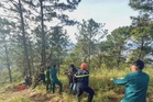 Wanita Malaysia tergelincir ke dalam lubang sedalam 10 meter di Da Lat, Vietnam