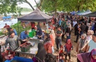 Pasar pagi tepi sungai meriah