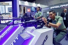 Bina senjata sendiri tanpa bergantung pada pihak luar
