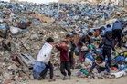 Rakyat Gaza korek timbunan sampah untuk memasak