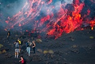 Ribuan pelancong lihat lahar menuruni lereng  gunung berapi tertinggi Eropah