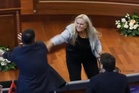 Adegan baling telur dalam sidang parlimen Kosovo
