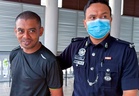 Lelaki didakwa merompak tersenyum ketika tiba ke mahkamah