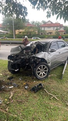 Warga emas maut kereta rempuh pokok di Putrajaya