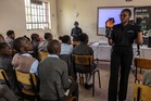 Tangan mekanikal bantu murid pekak Kenya belajar