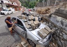 Tiga kereta rosak dihempap tembok pagar runtuh