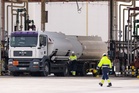 Warga Portugal isi diesel di Sepanyol kerana murah