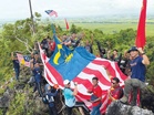 Penduduk naikkan Jalur Gemilang gergasi di puncak Bukit Hantu